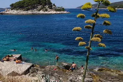beach in croatia where water shows are recommended